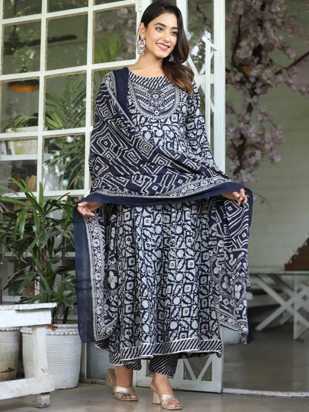 

QBO FASHION Floral Printed Straight Kurta & Trousers With Dupatta, Blue