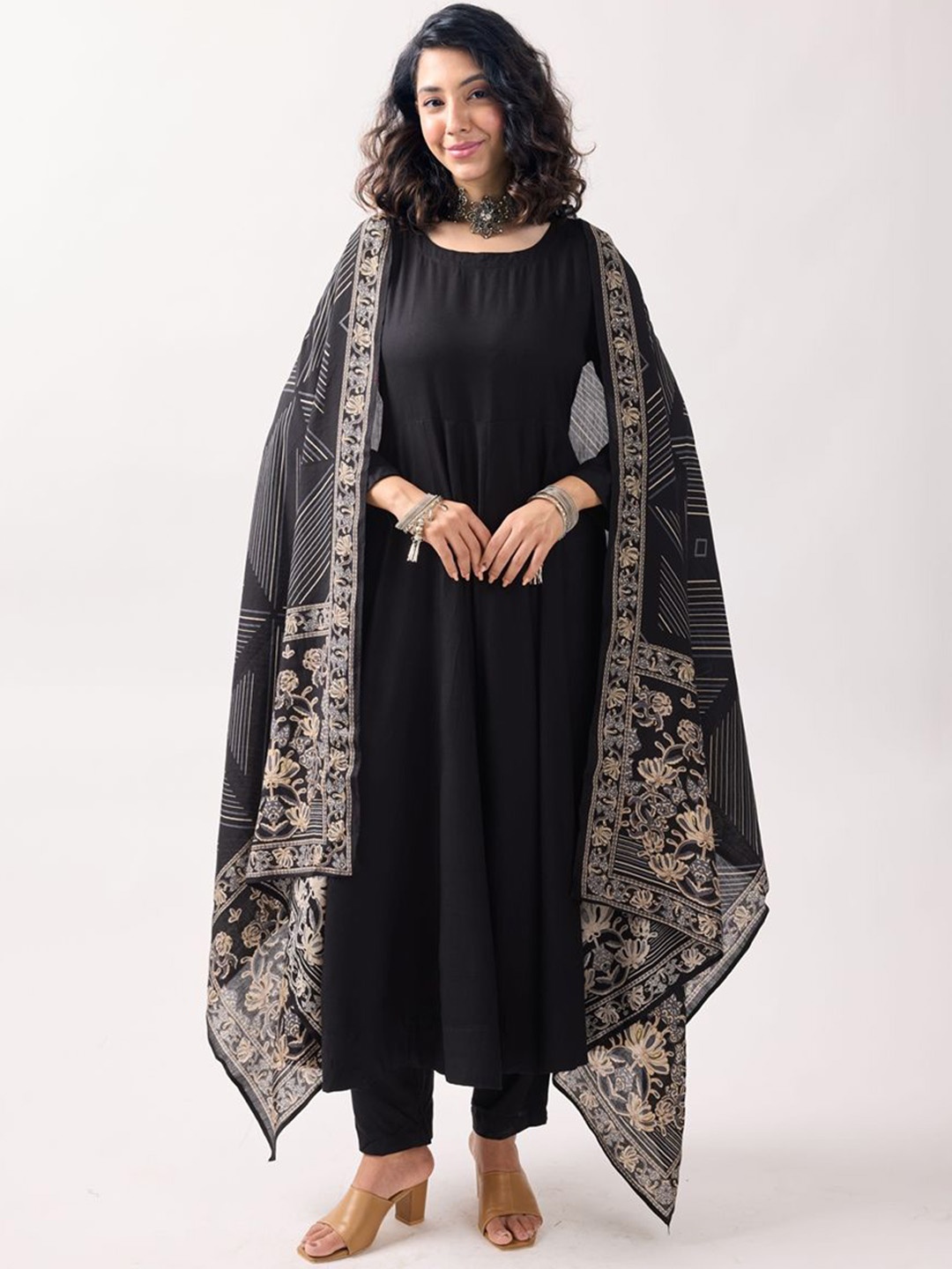 

TOOCHKI Women Round Neck Round Plain Kurti Pant With Printed Dupatta, Black