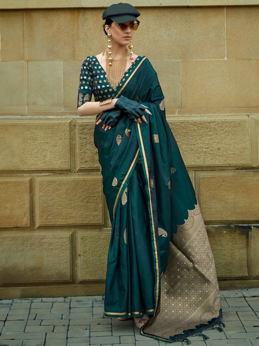 

DEVATITHI Ethnic Motifs Woven Design Zari Banarasi Saree, Green