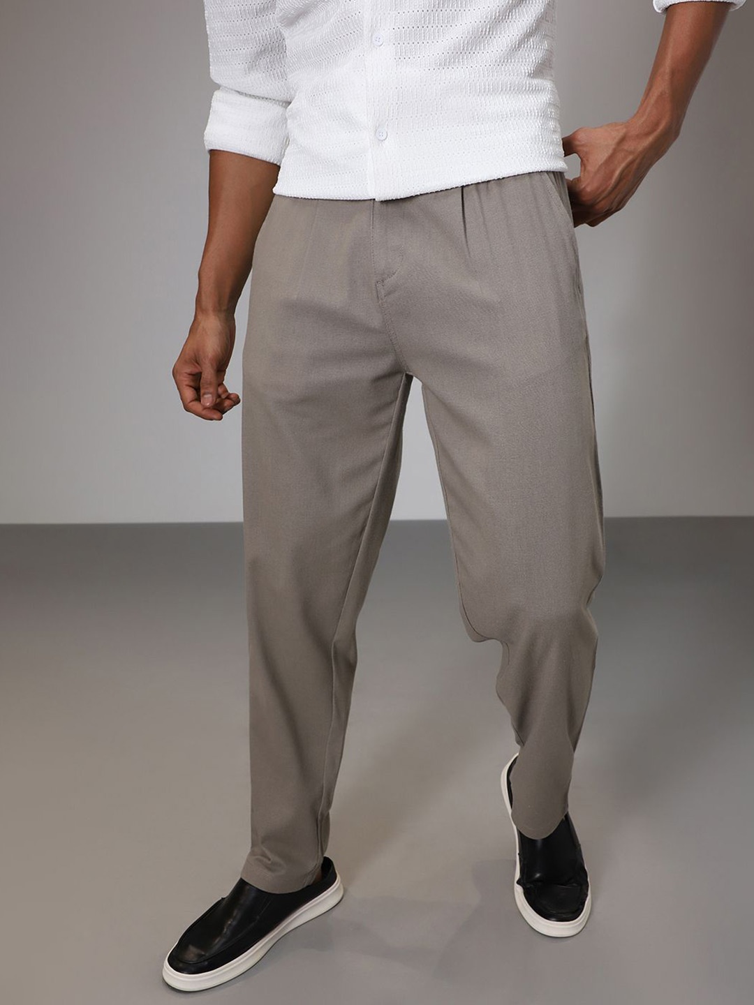 

Banana Club Men Relaxed Pleated Trousers, Grey