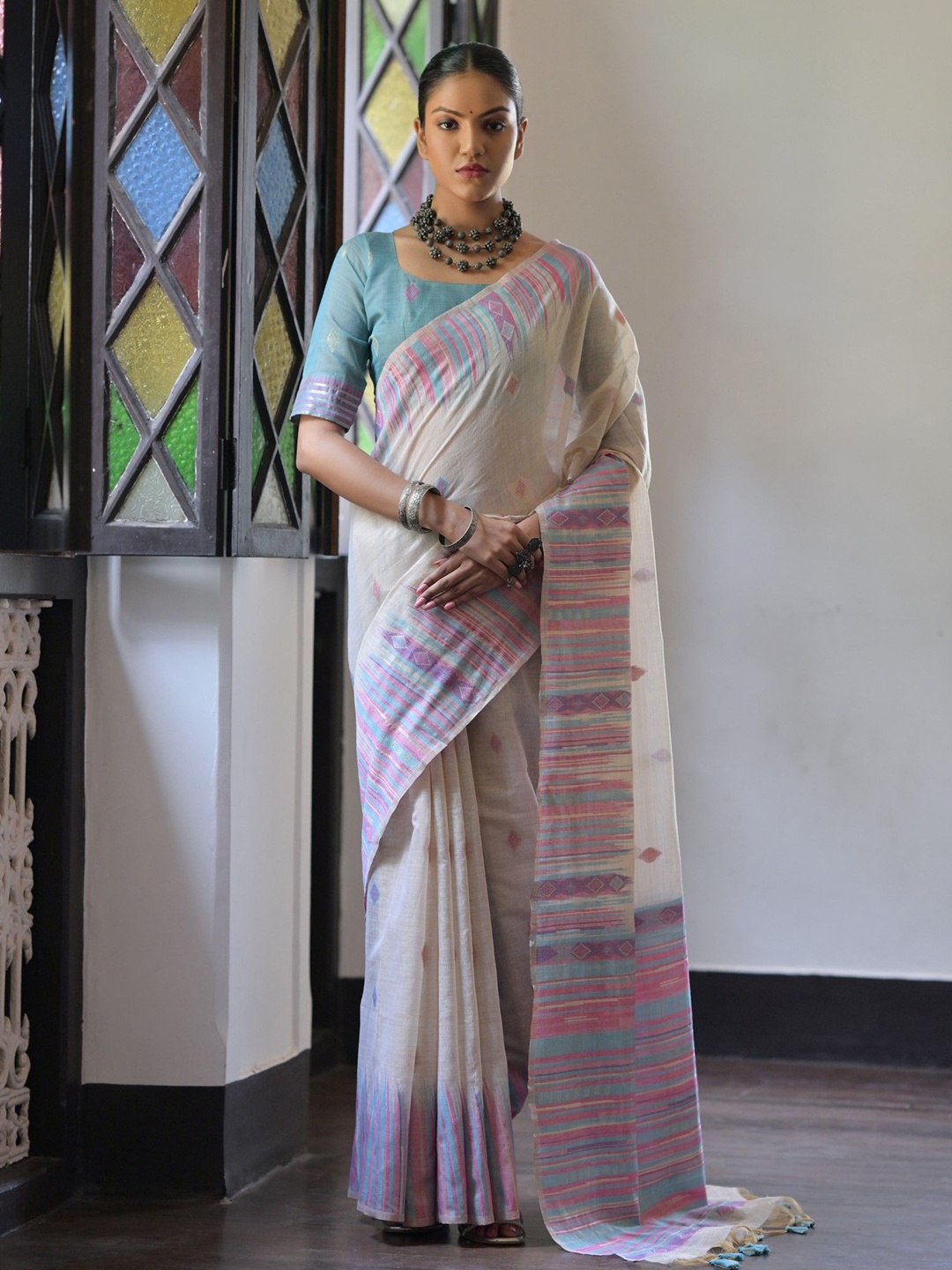 

GAJARAI Floral cotton blend Ikat Saree, Cream