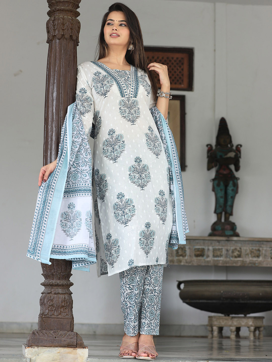 

G4Girl Floral Printed Square Neck Pure Cotton Straight Kurta With Trousers & Dupatta, Blue