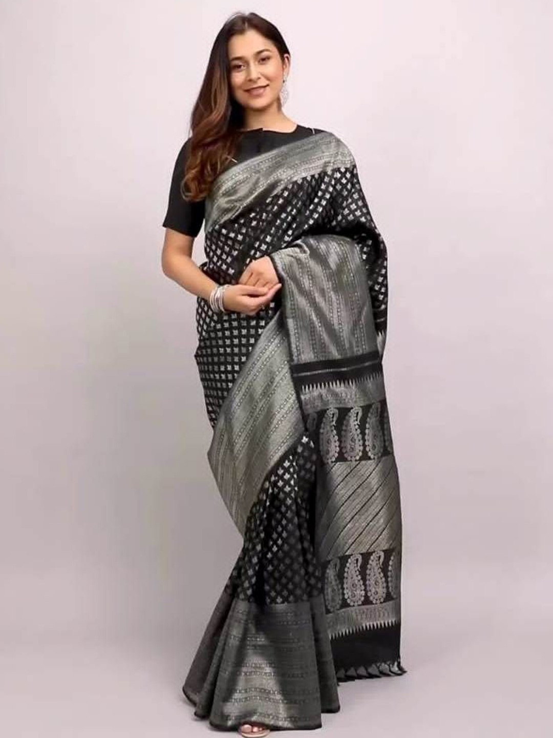 

QENY Woven Design Zari Banarasi Saree, Black