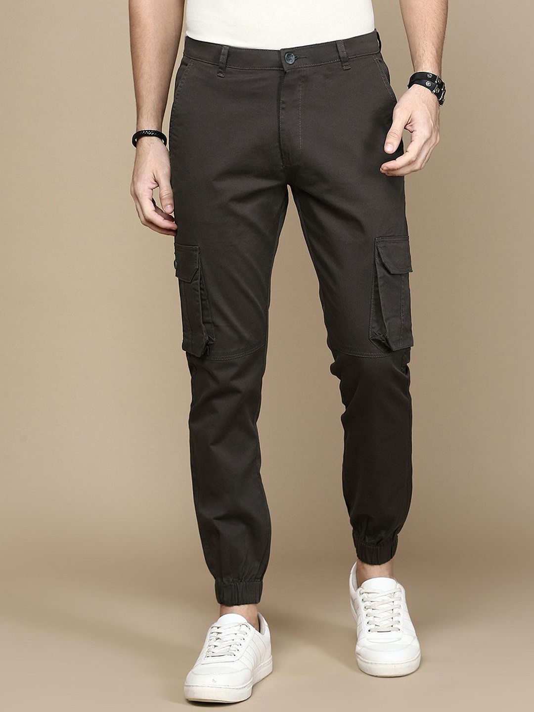 

Chennis Men Solid Joggers Trousers, Grey
