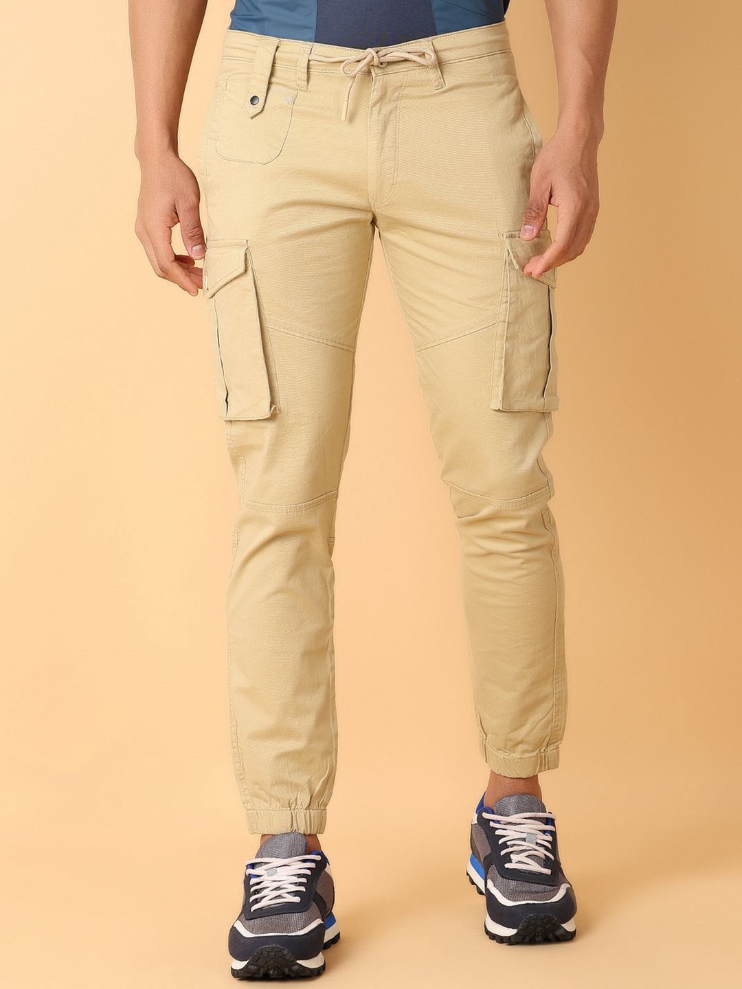 

V-Mart Men Solid Cargos Trousers, Beige