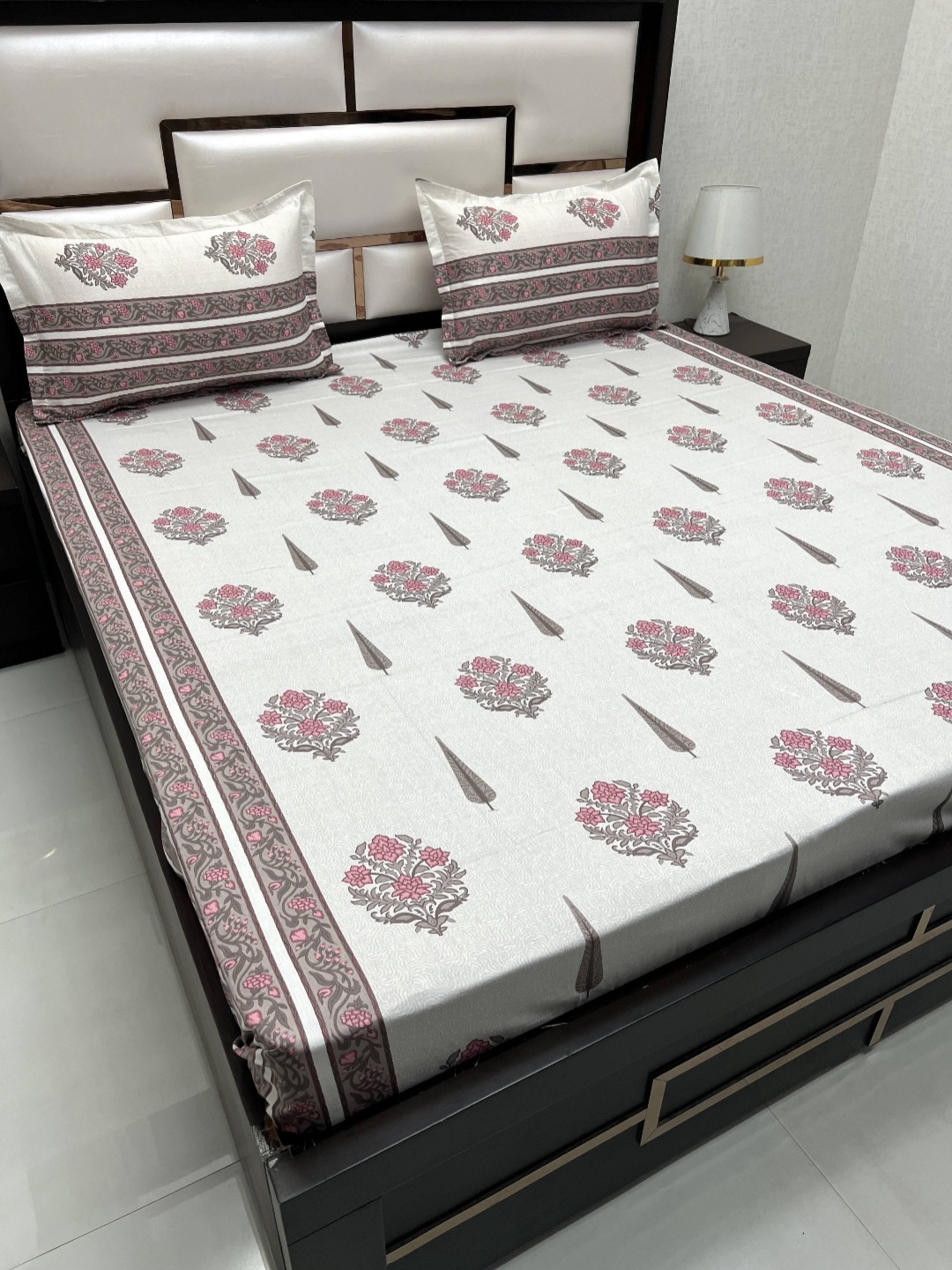 

Pure Decor Royal Passion Green & White Ethnic 380 TC Queen Bedsheet With 2 Pillow Covers, Pink