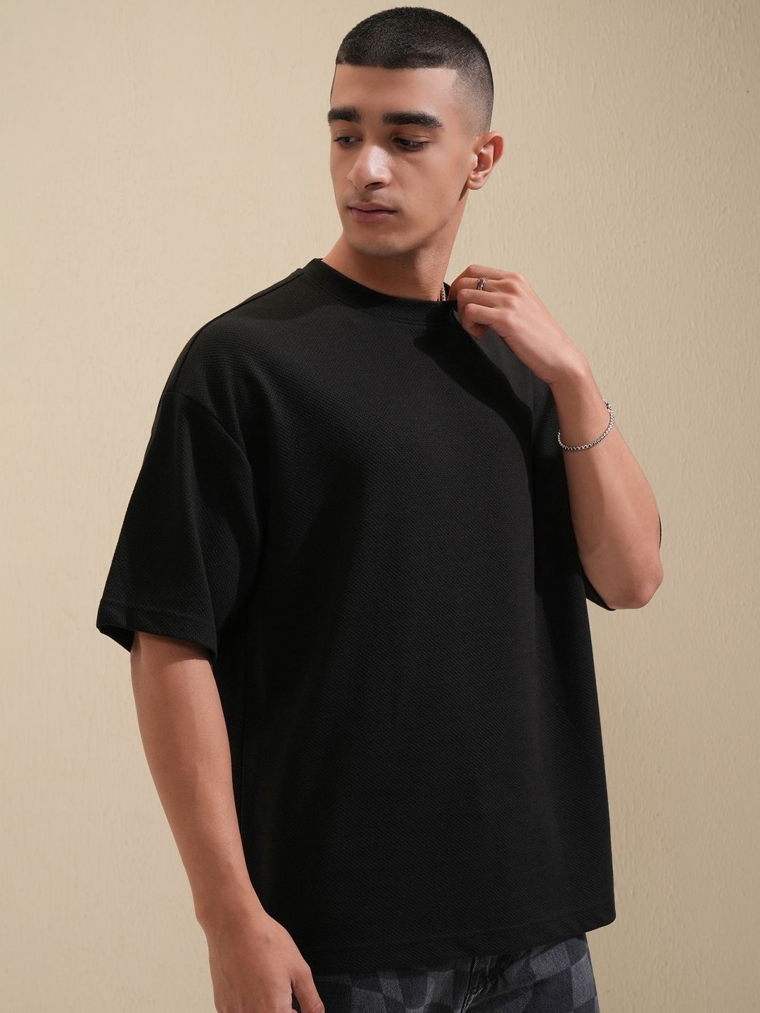 

HIGHLANDER Men Solid Round Neck Cotton Oversized T-shirt, Black