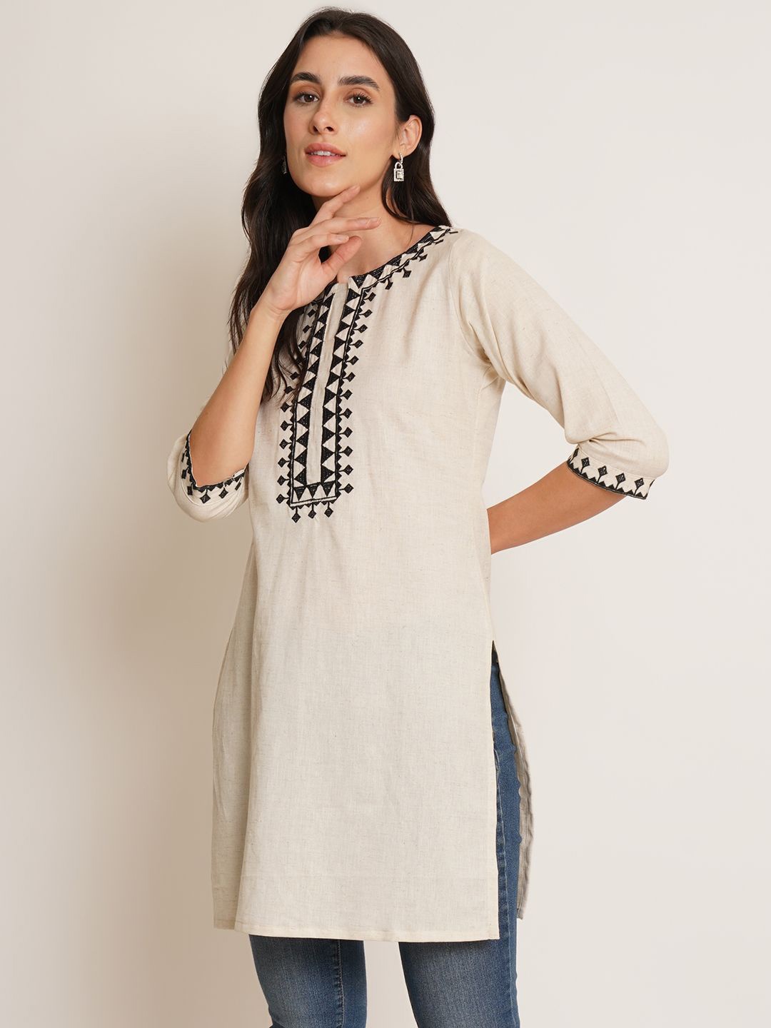 

Brownverse Geometric Embroidered Notch Neck Mirror Work Cotton Short Straight Kurta, Off white