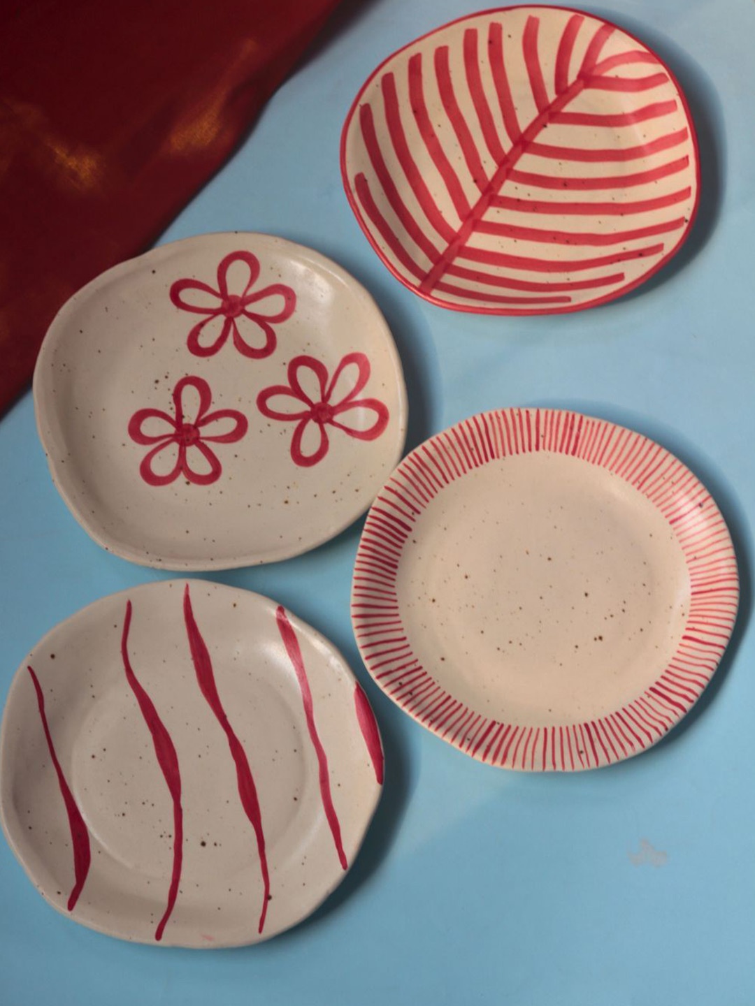 

WEAVING HOMES White & Red 4 Pieces Printed Ceramic Plates