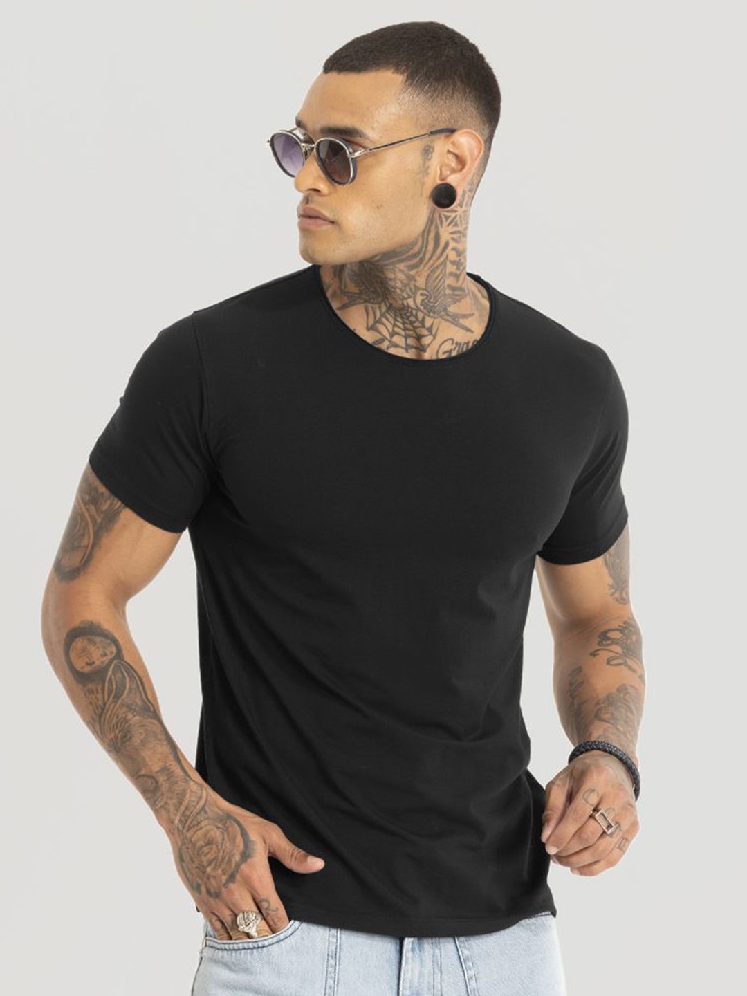 

Snitch Men Solid Round Neck Cotton Slim Fit T-Shirt, Black