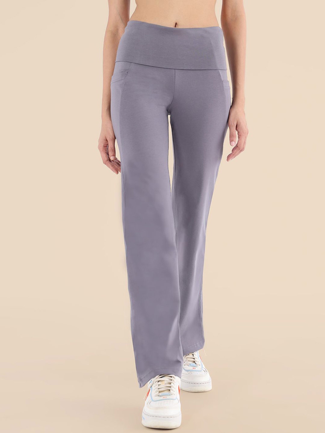 

Nite Flite Women Solid Mid-Rise Track Pant, Grey