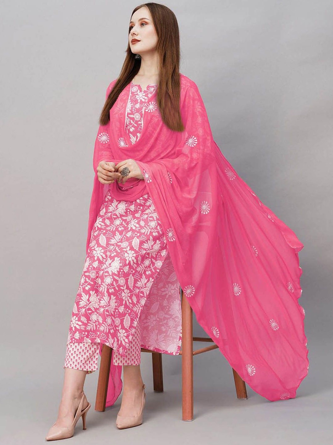 

GoSriKi Floral Printed Notch Neck Straight Kurta with Trousers & Dupatta, Pink