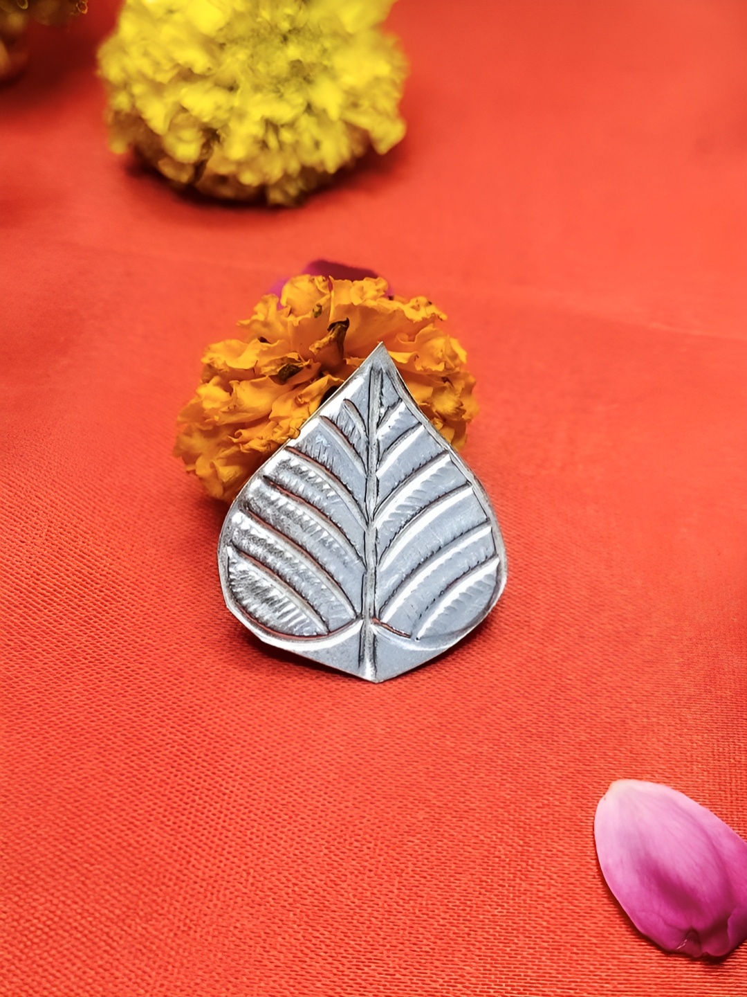 

DOKCHAN SilverToned Pure Silver Paan Leaf