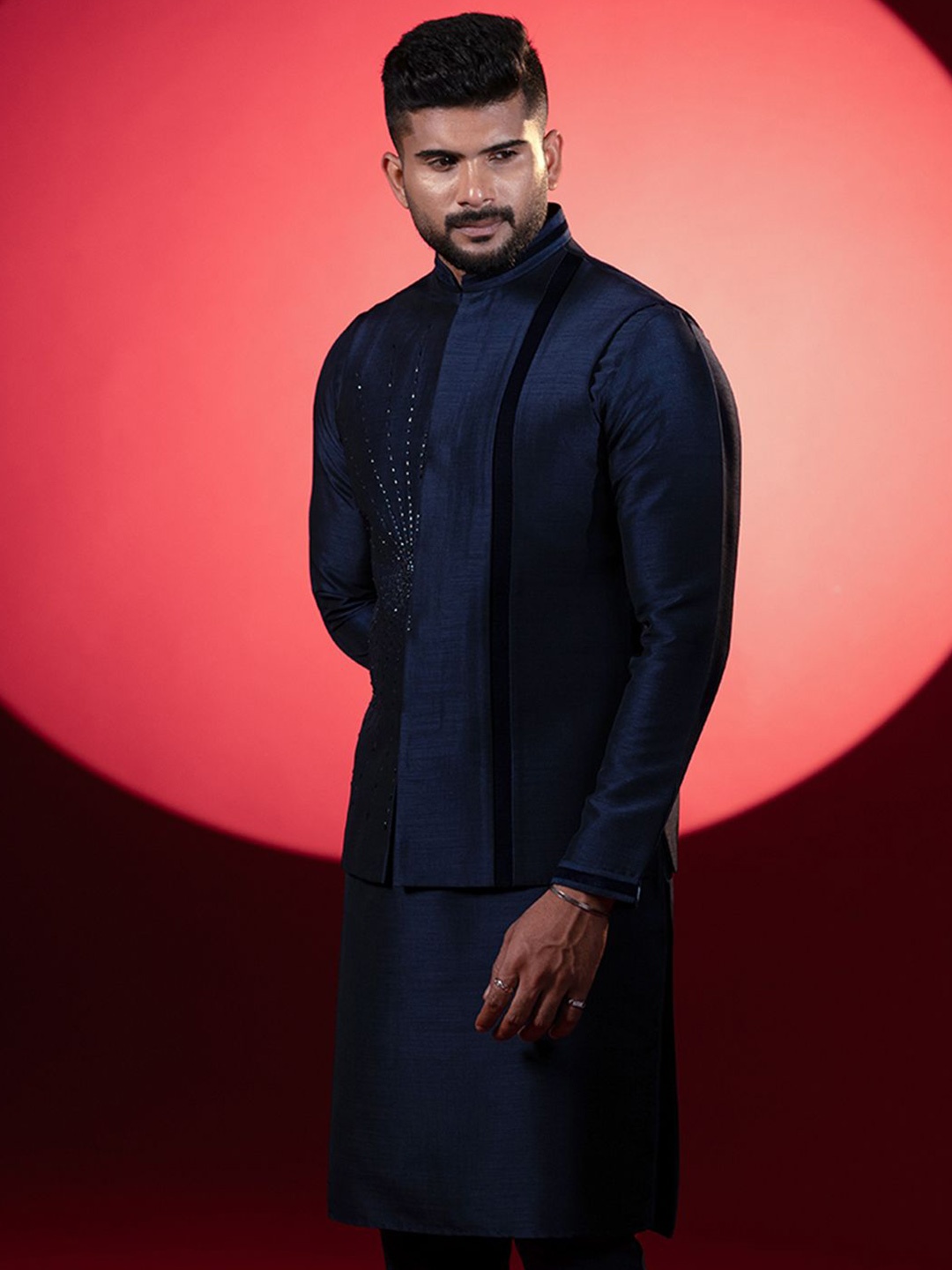 

TheEthnic.Co Mandarin Collar Regular Kurta with Pyjama & Embroidered Nehru Jacket, Navy blue