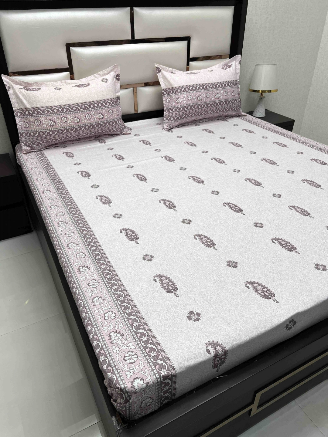 

Pure Decor Royal Passion Grey & Pink Paisley 380 TC Queen Bedsheet with 2 Pillow Covers