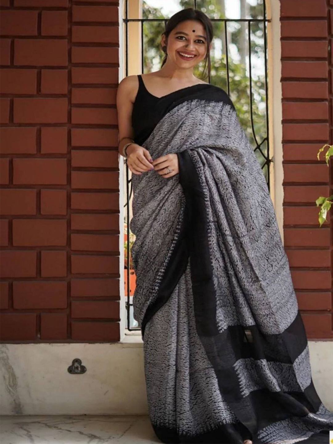 

Sanwariya Silk Woven Design Zari Banarasi Saree, Black
