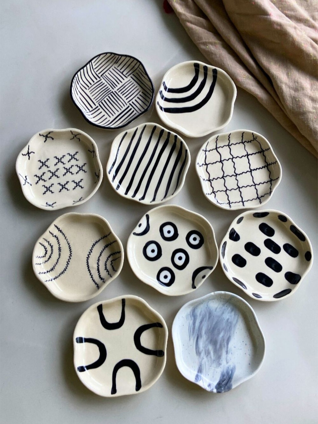 

WEAVING HOMES Black & White 10 Pieces Printed Ceramic Dessert Plates