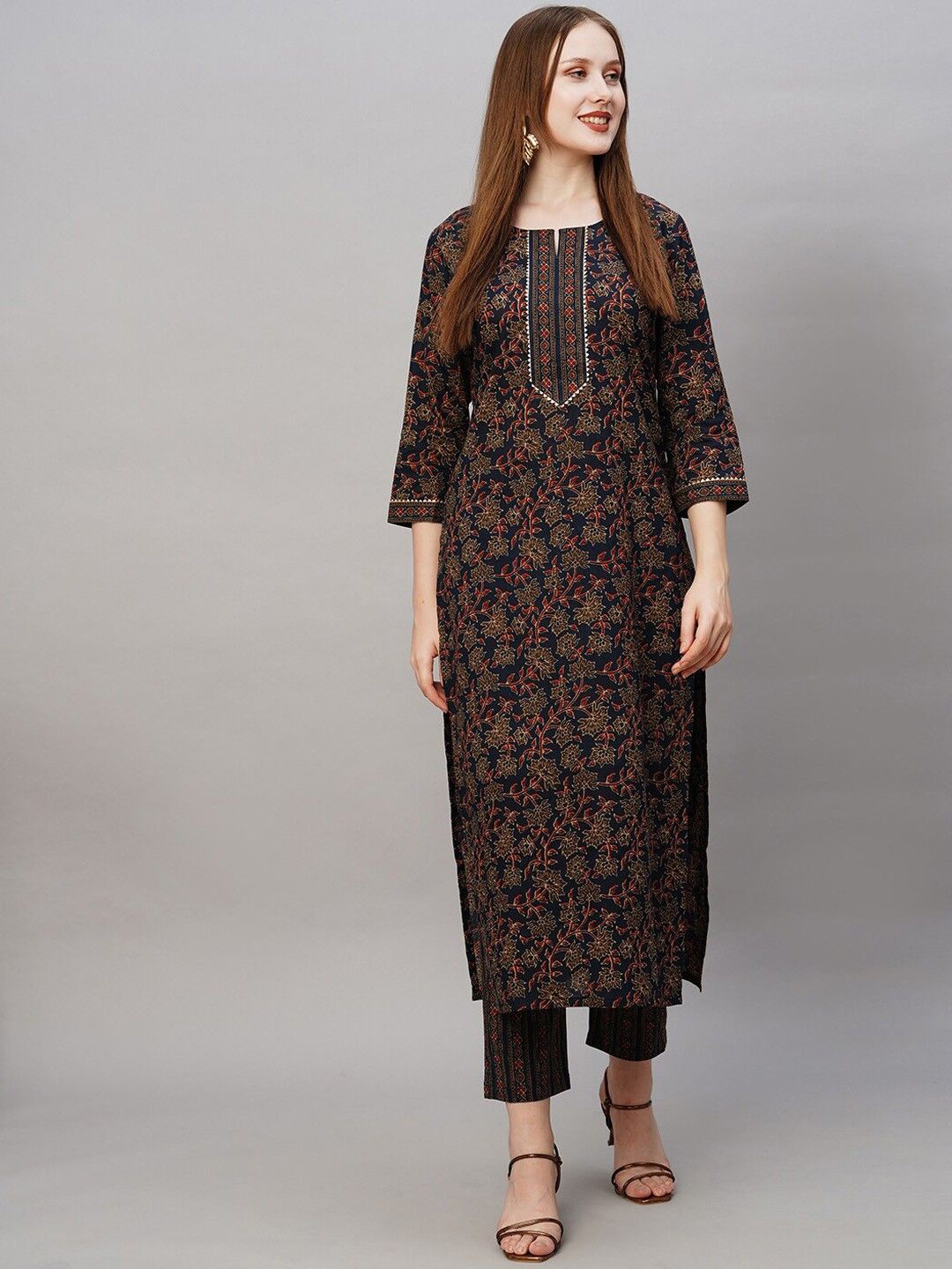 

GoSriKi Floral Printed Notch Neck Straight Kurta with Trousers, Navy blue