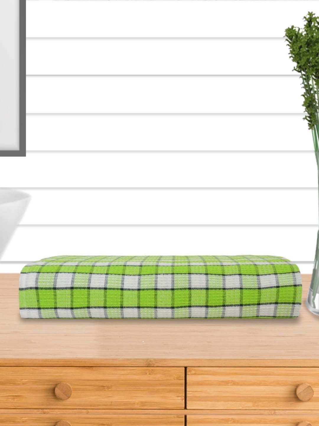

Aura Green & White Printed Cotton 210 GSM Bath Towel