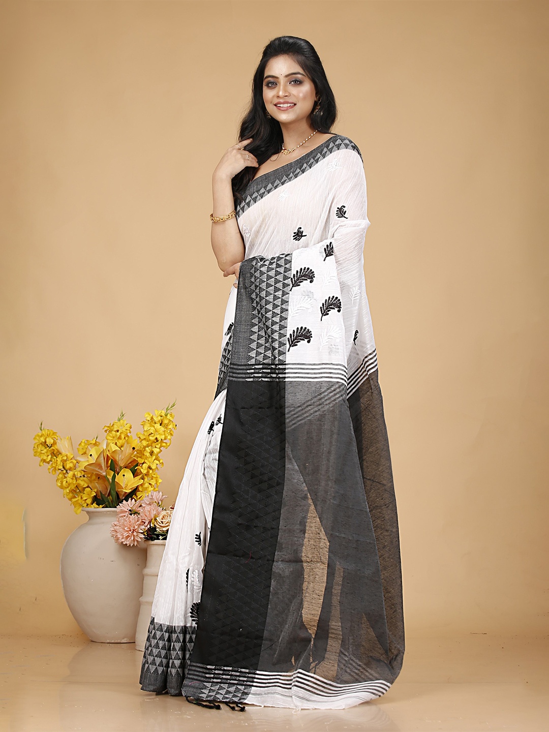 

SLAGHA Floral Taant Saree, White