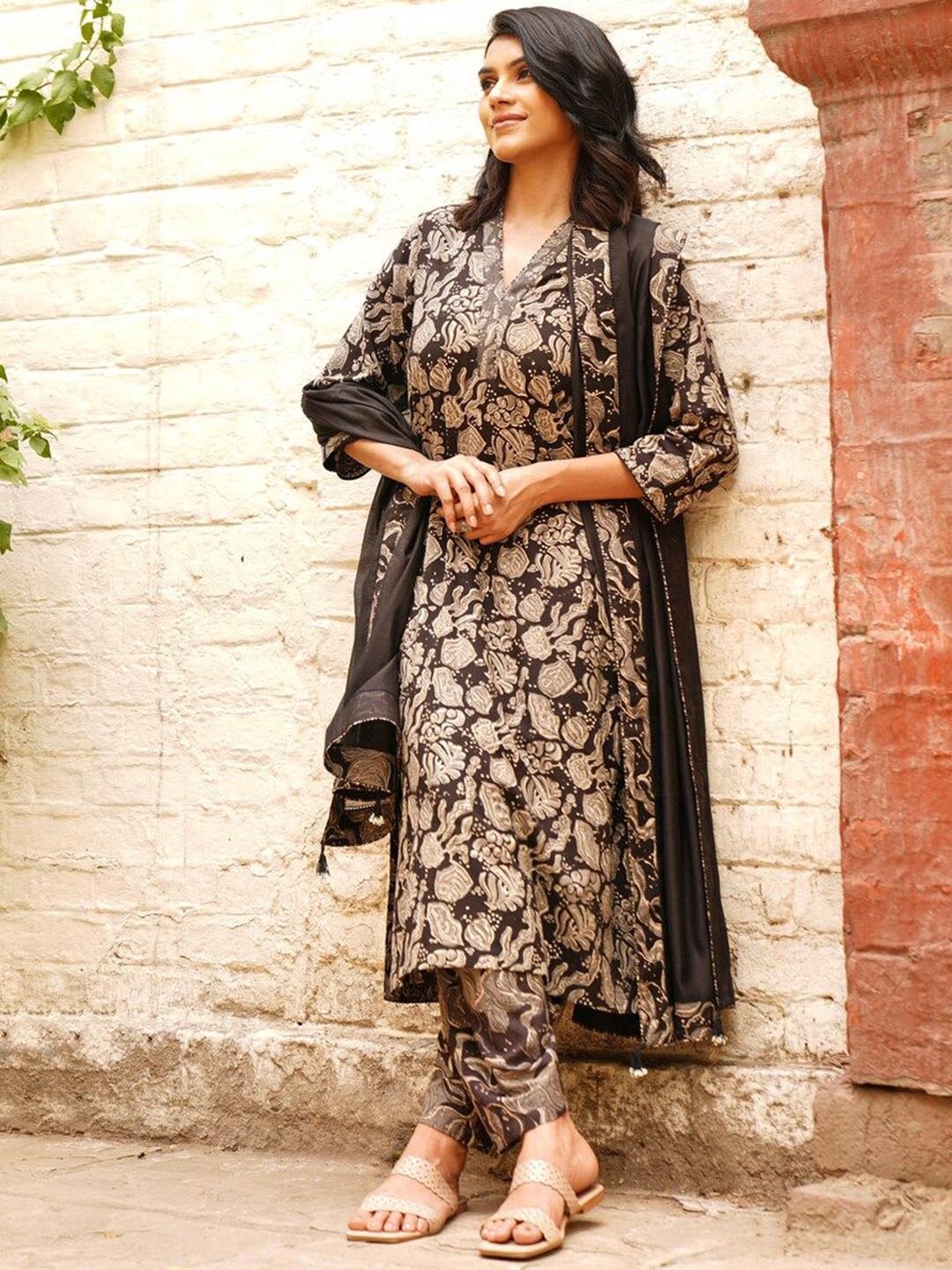 

JAYPORE Floral Printed V-Neck Pure Cotton Straight Kurta, Black