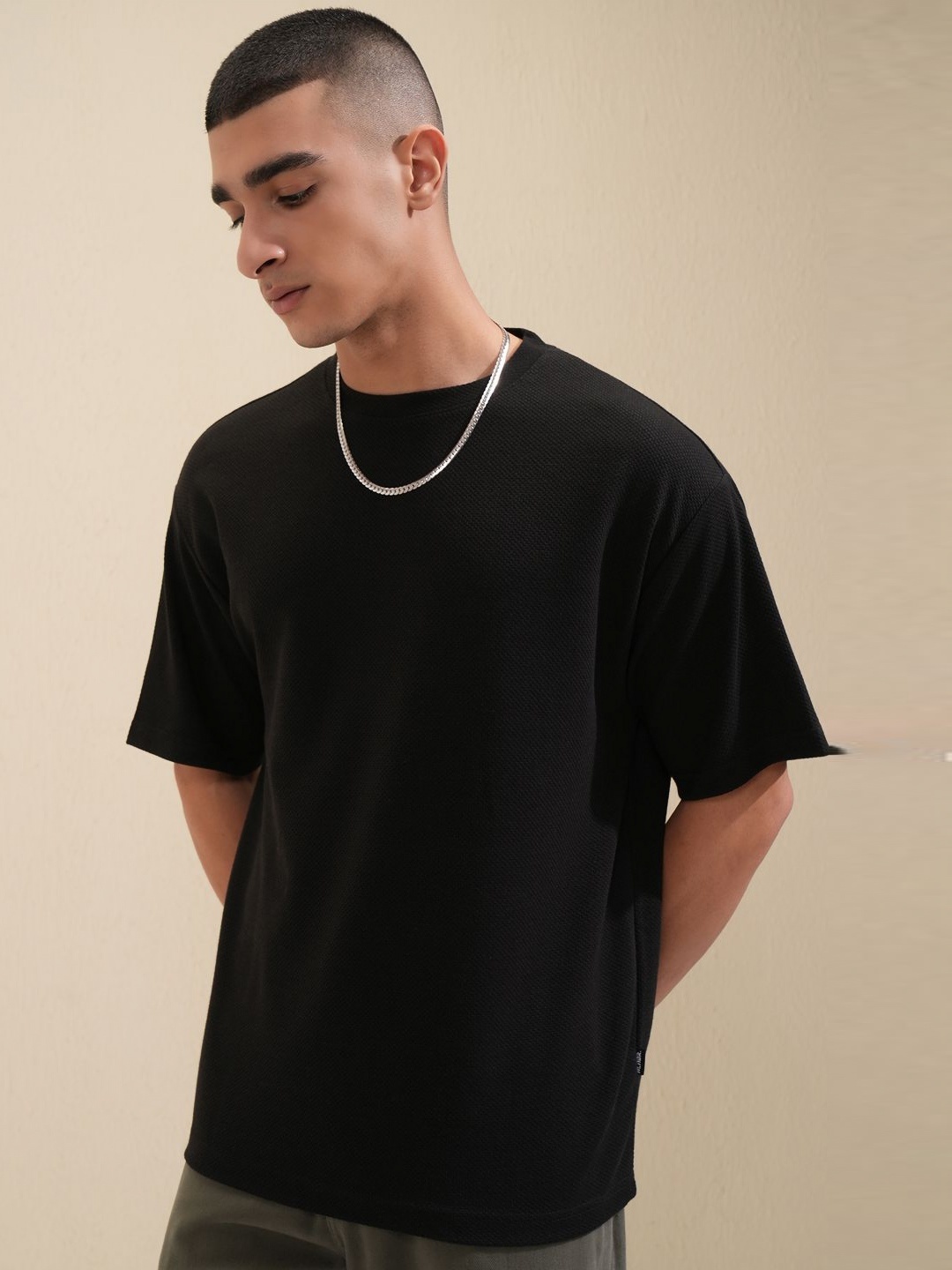 

HIGHLANDER Men Solid Round Neck Cotton Oversized T-shirt, Black