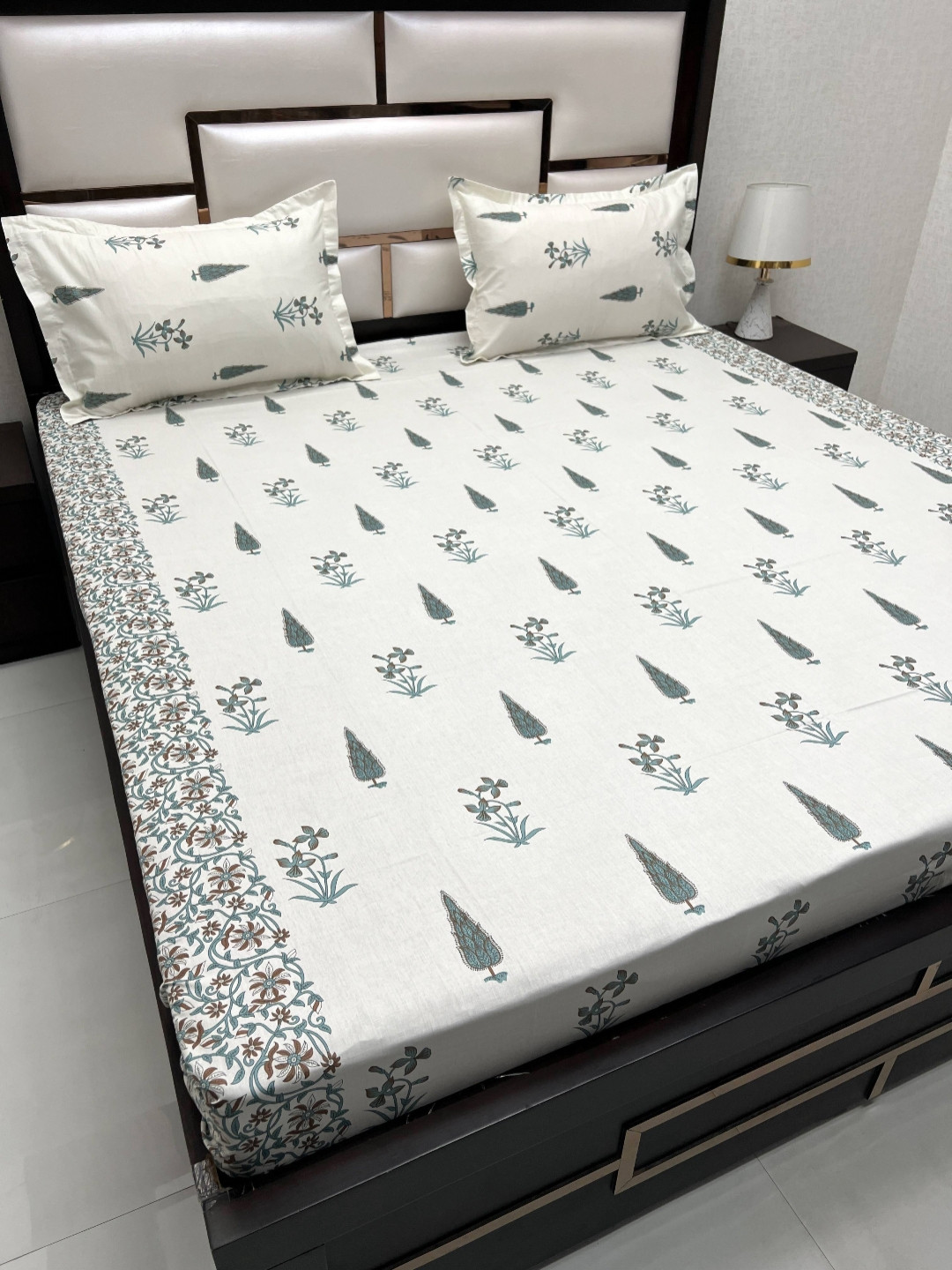 

Pure Decor Royal Passion White Ethnic Motifs 350 TC Queen Bedsheet with 2 Pillow Covers, Green