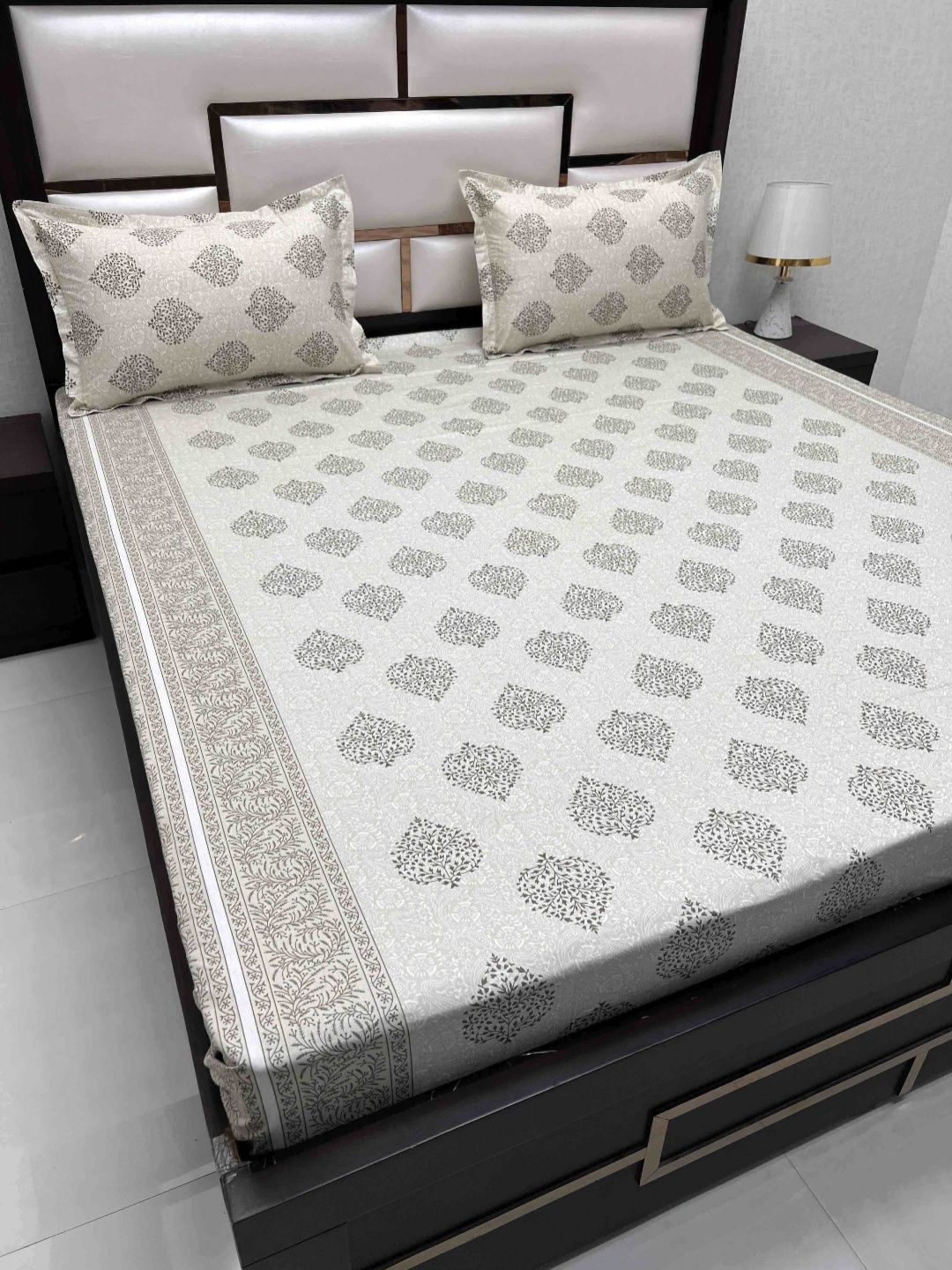 

Pure Decor Royal Passion White Ethnic Motifs 350 TC Queen Bedsheet with 2 Pillow Covers, Green