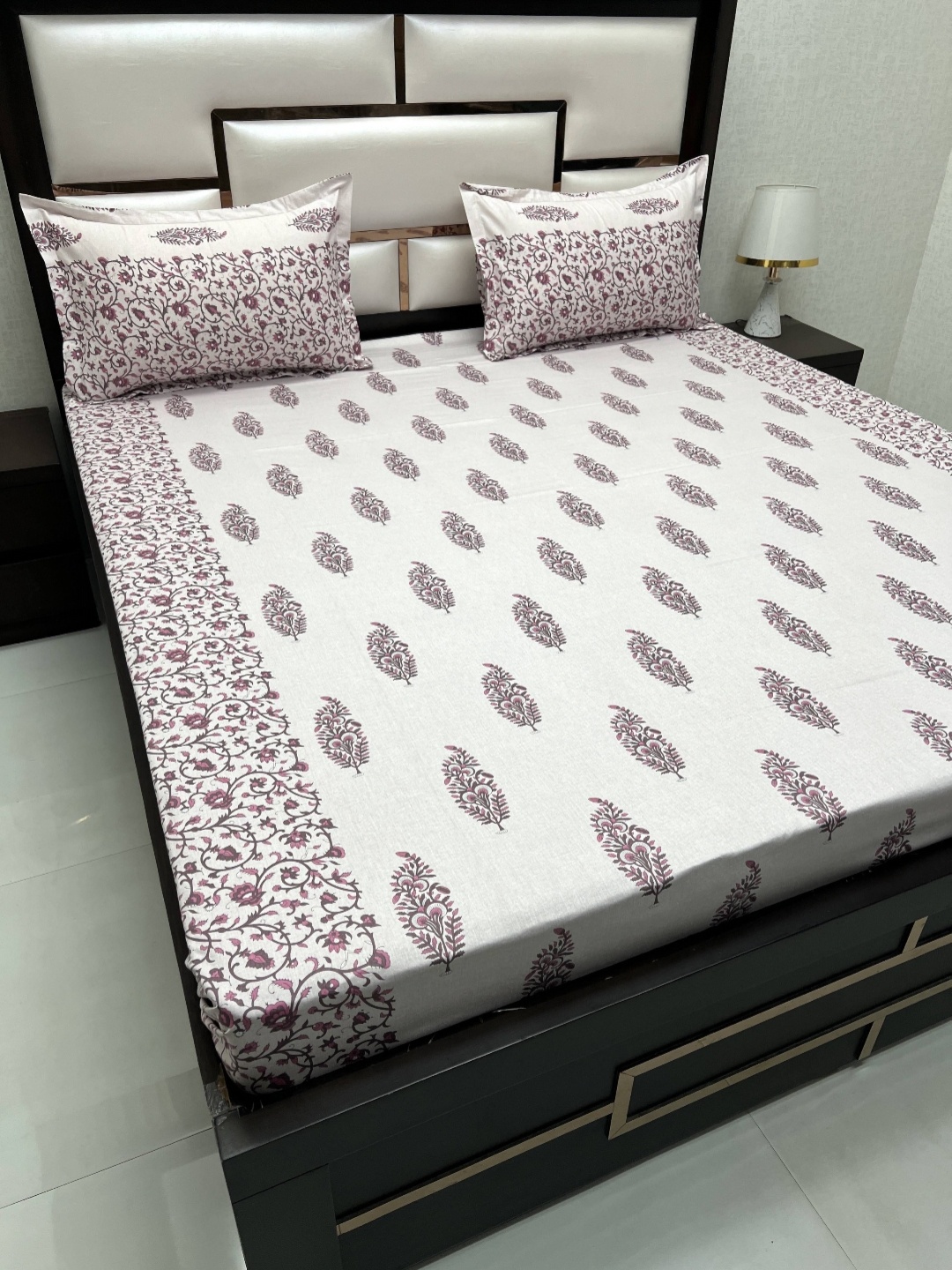 

Pure Decor Royal Passion White Ethnic Motifs 350 TC Queen Bedsheet with 2 Pillow Covers, Pink