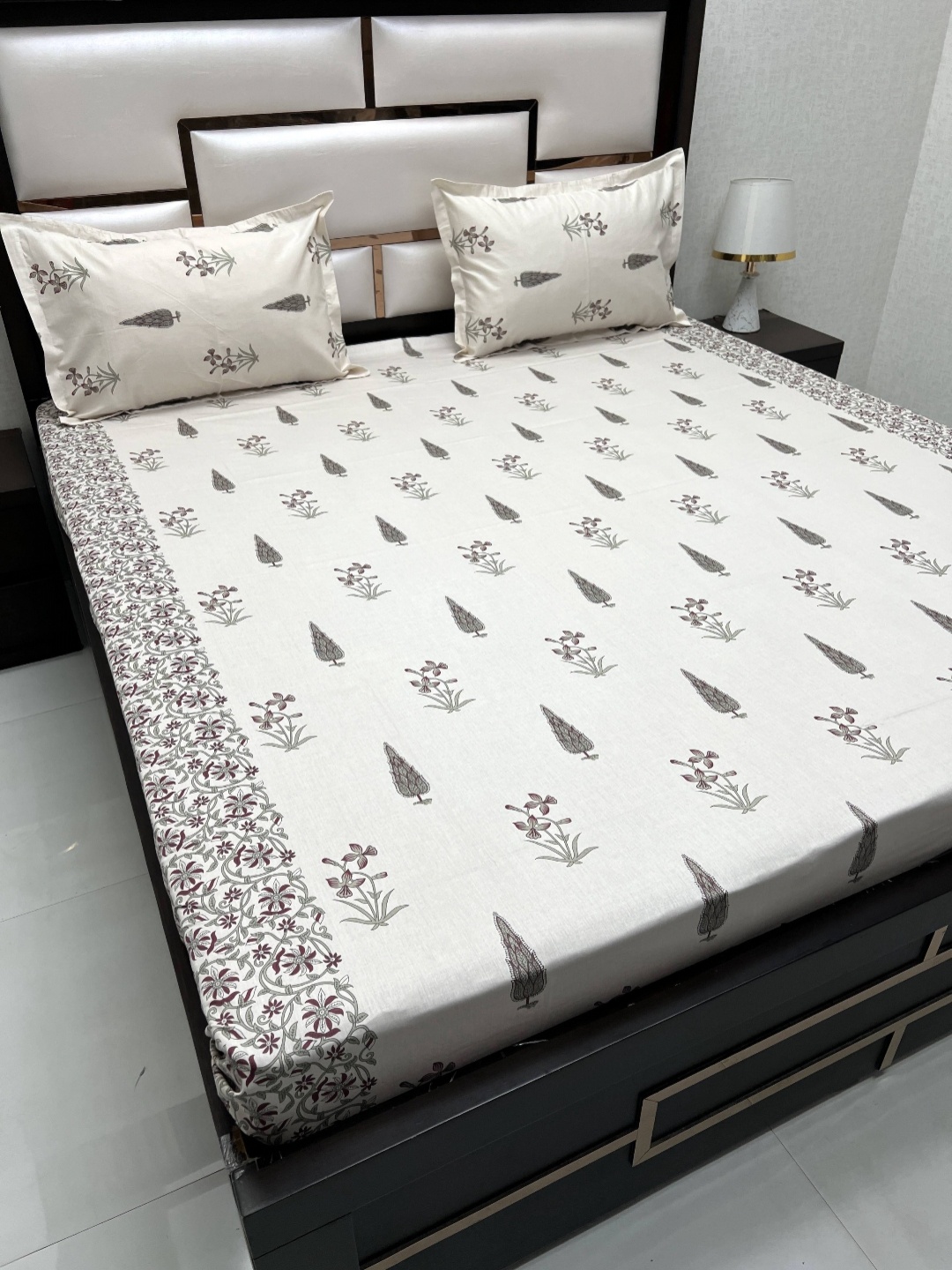 

Pure Decor Royal Passion Cream-Coloured Printed 350 TC Cotton Bedsheet & 2 Pillow Covers