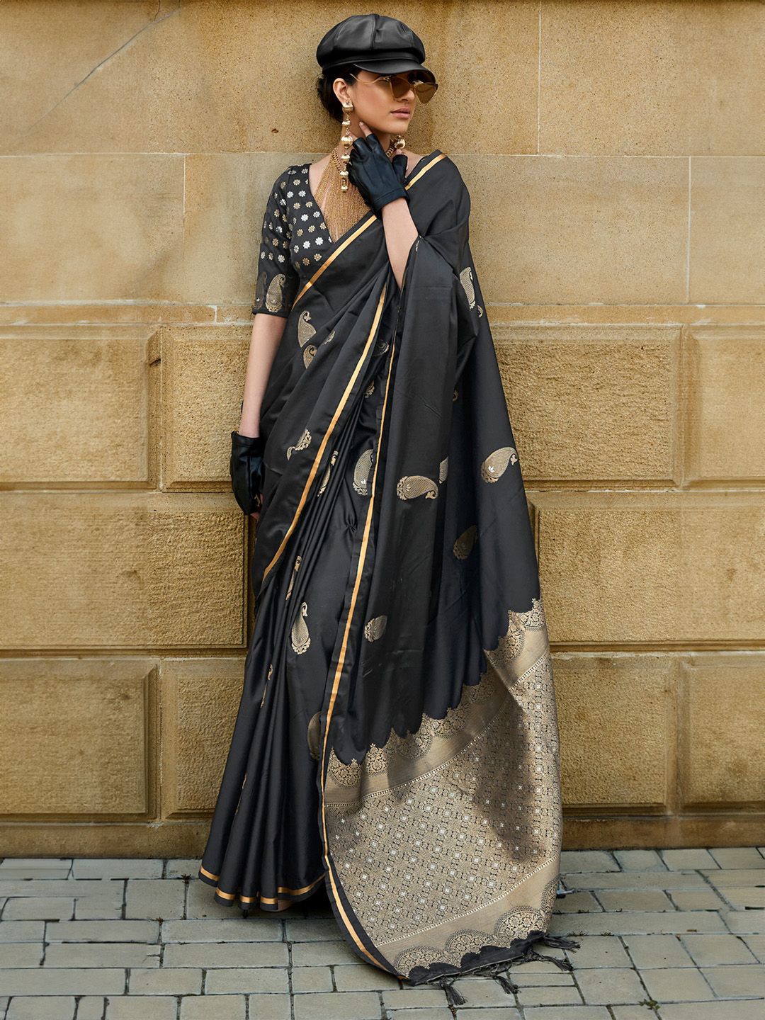 

DEVATITHI Woven Design Zari Silk Blend Banarasi Saree, Black