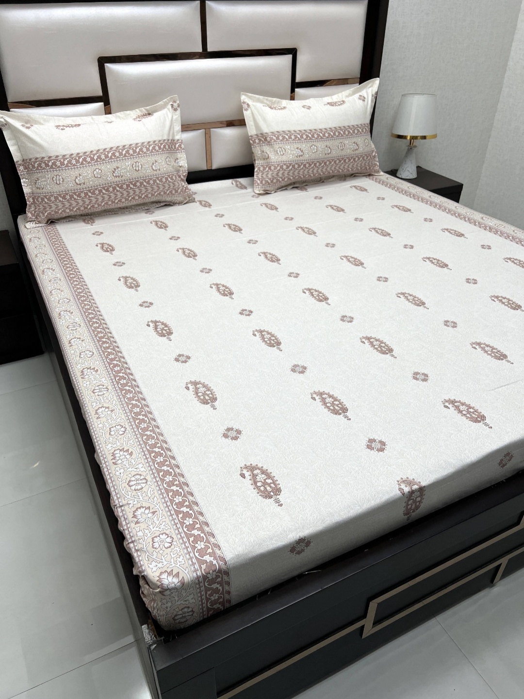 

Pure Decor Royal Passion White Ethnic Motifs 350 TC Queen Bedsheet with 2 Pillow Covers, Peach