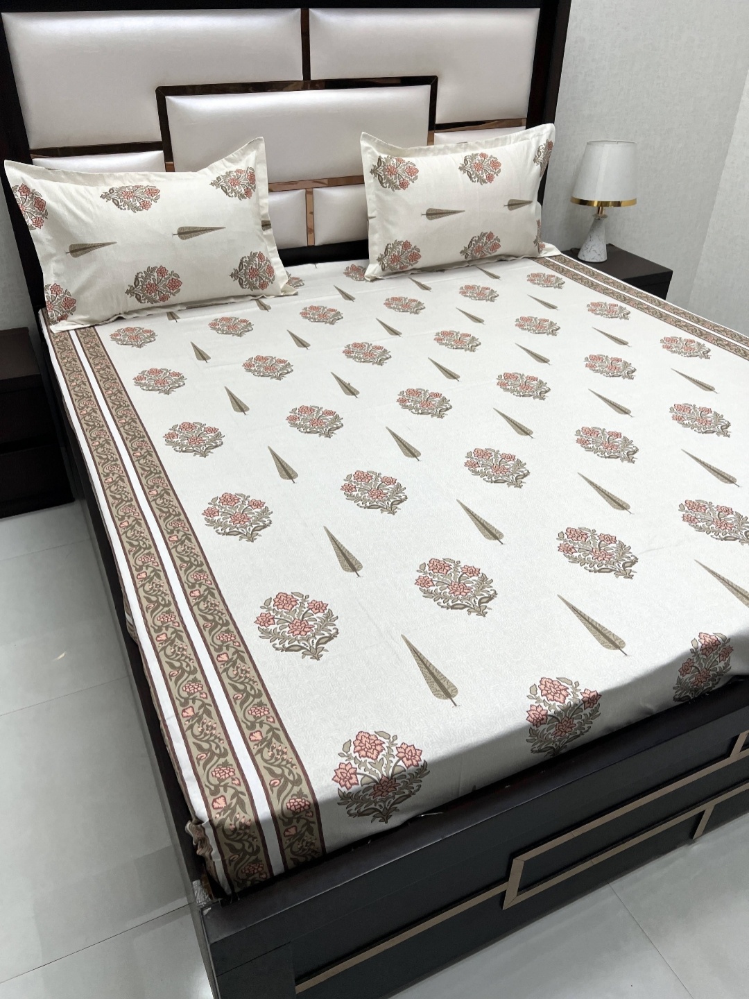 

Pure Decor Royal Passion White Ethnic Motifs 350 TC Queen Bedsheet with 2 Pillow Covers, Green