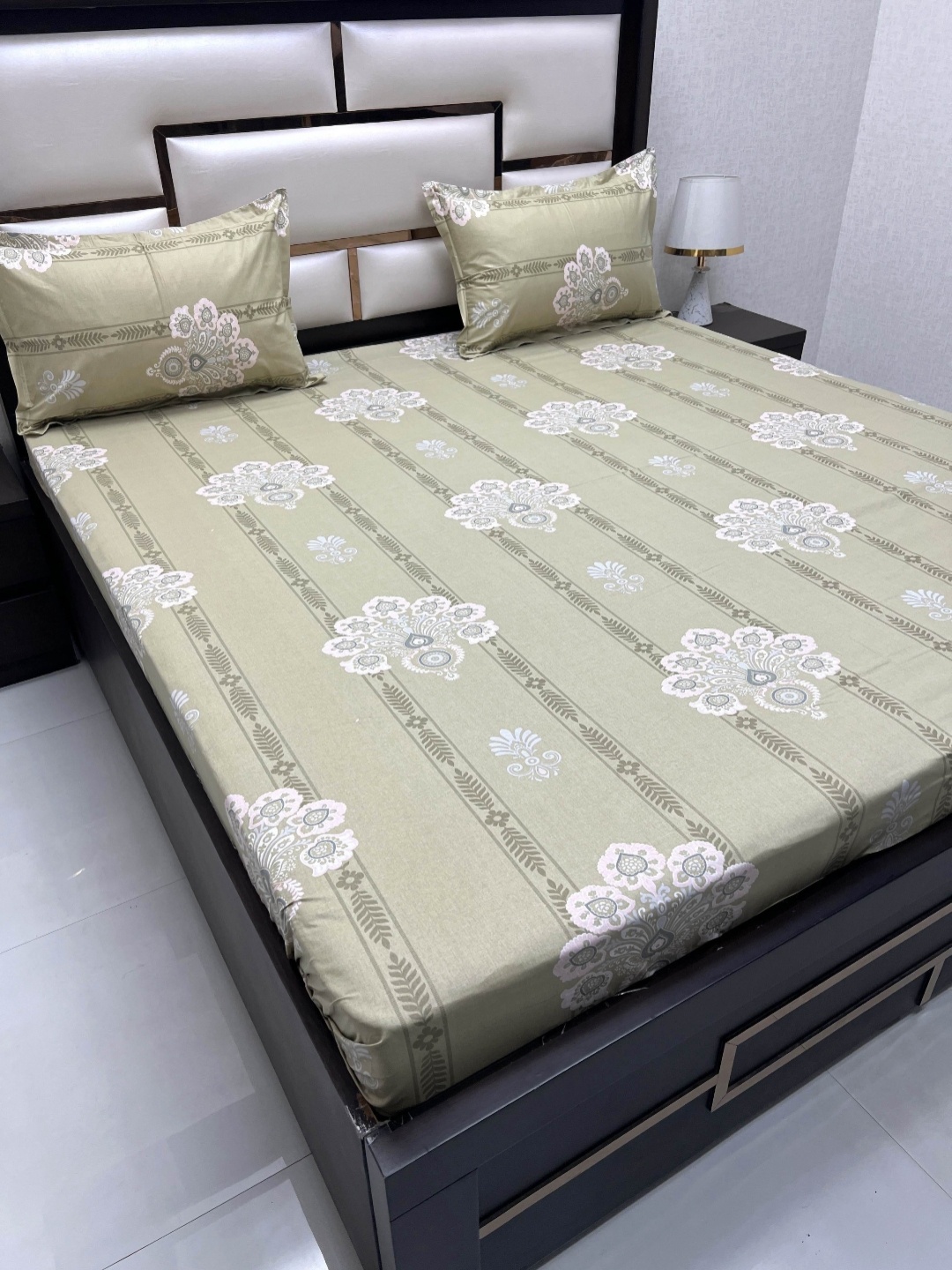 

Pure Decor Passion Green & White Ethnic Motifs 300 TC Queen Bedsheet with 2 Pillow Covers