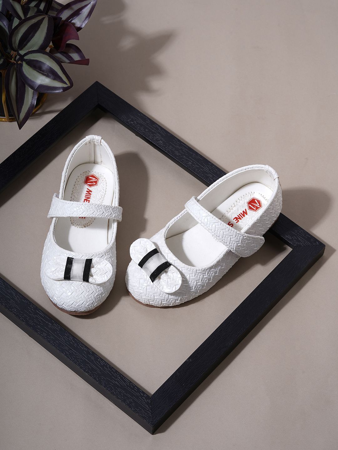 

Minesole Girls Solid PU Flatforms, White