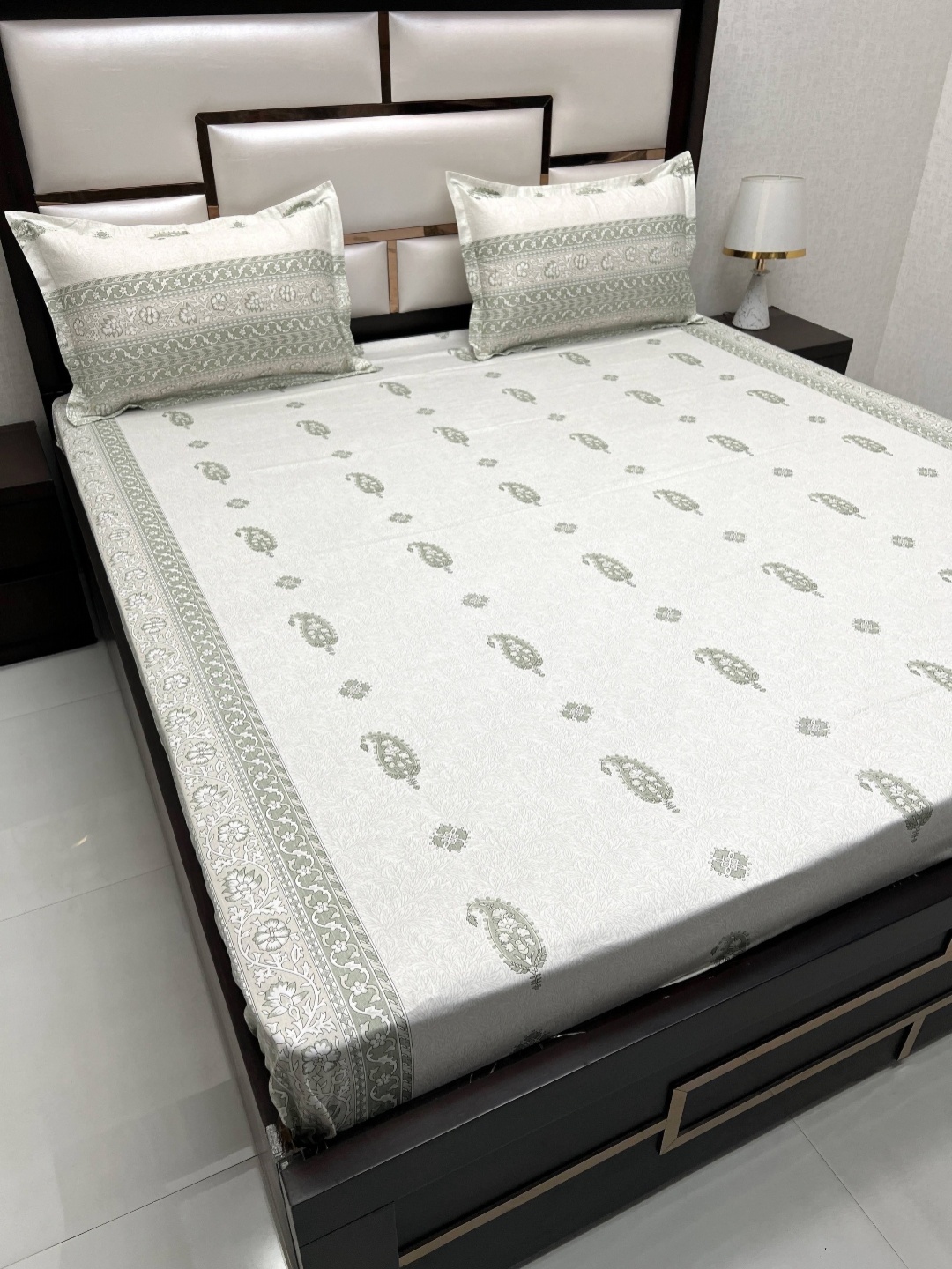 

Pure Decor Royal Passion White Ethnic Motifs 350 TC Queen Bedsheet with 2 Pillow Covers, Green