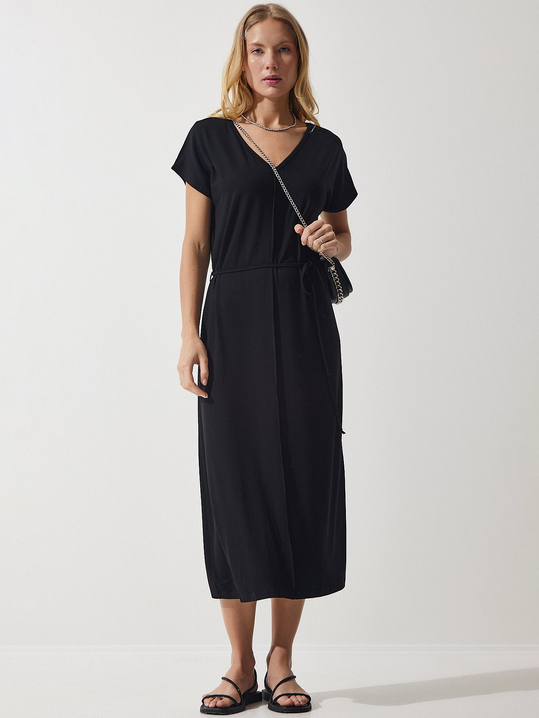 

Happiness istanbul Women Solid Short Sleeves V-Neck Fit & Flare Dress, Na