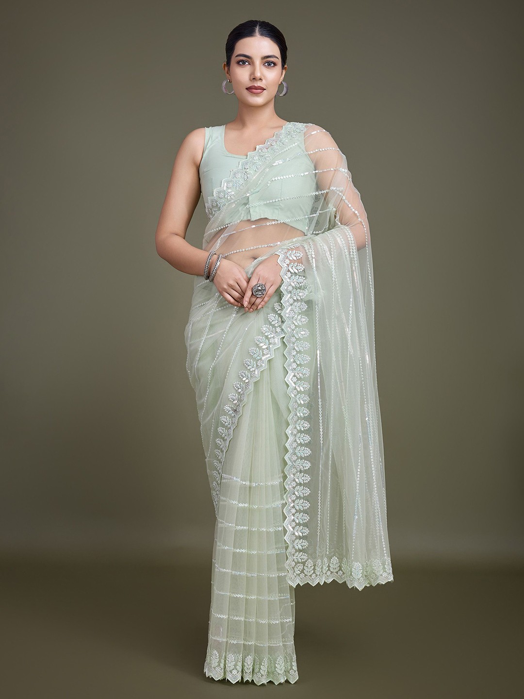 

MONJOLIKA FASHION Embellished Sequinned Net Saree, Green