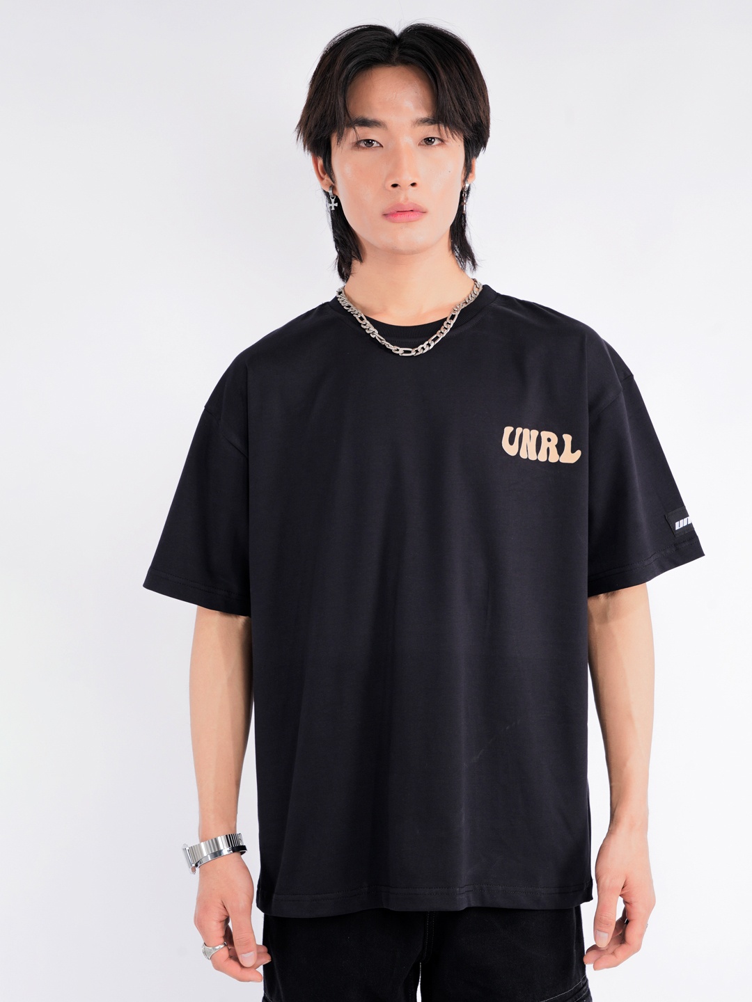 

UNRL Men Graphic Printed Relaxed Fit Pure Cotton T-shirt, Black