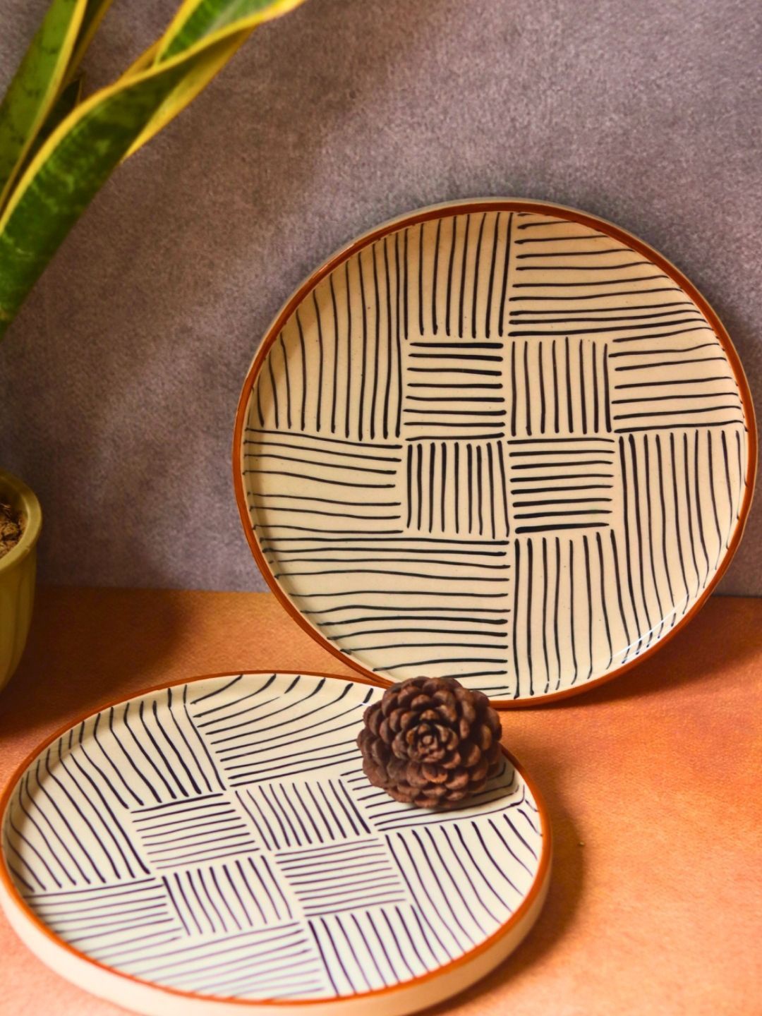 

WEAVING HOMES 2Pc Black Ceramic All Lines Plates