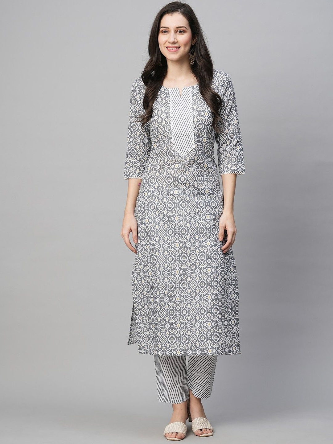 

GoSriKi Geometric Printed Regular Straight Kurta with Trousers, Grey