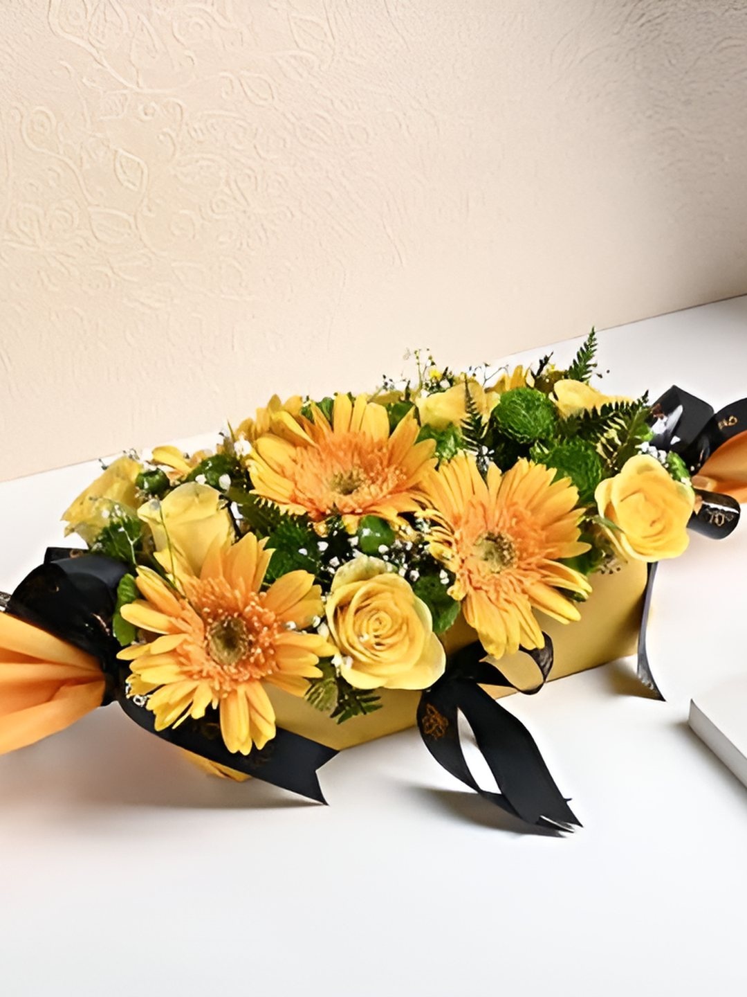 

Floweraura Yellow & Green 12 Pieces Fresh Flowers Bouquet