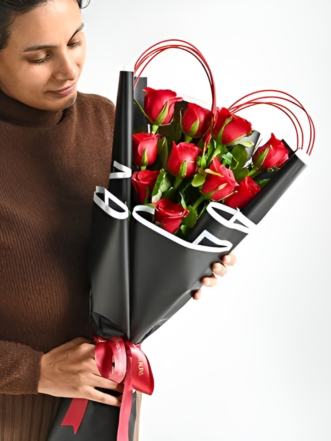 

Floweraura Red & Green 10 Pieces Fresh Roses Bouquet