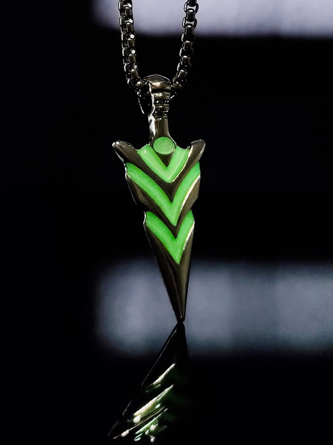

Saizen Men Stainless Steel Silver-Plated Glow in The Dark Pendants with Chains