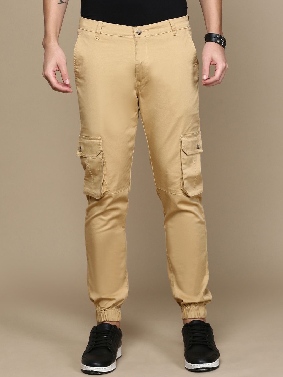 

Chennis Men Solid Regular Fit Cargos Trousers, Beige
