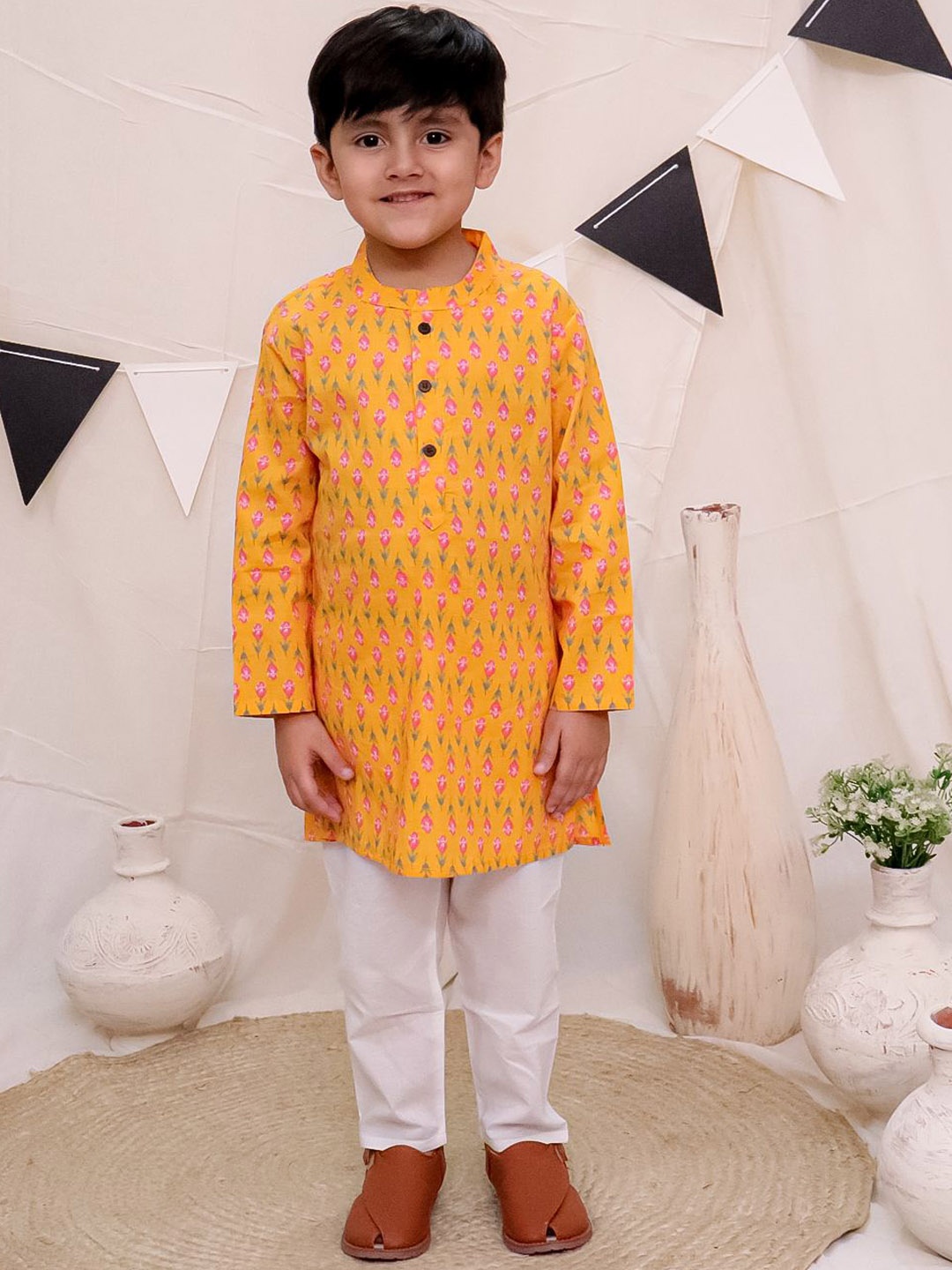 

Ka-mee Boys Floral Printed Regular Pure Cotton Kurta with Pyjamas, Orange
