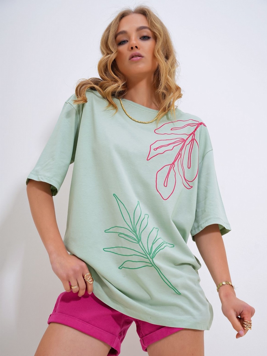 

Trend Alacati stili Women Printed Pockets T-shirt, Na