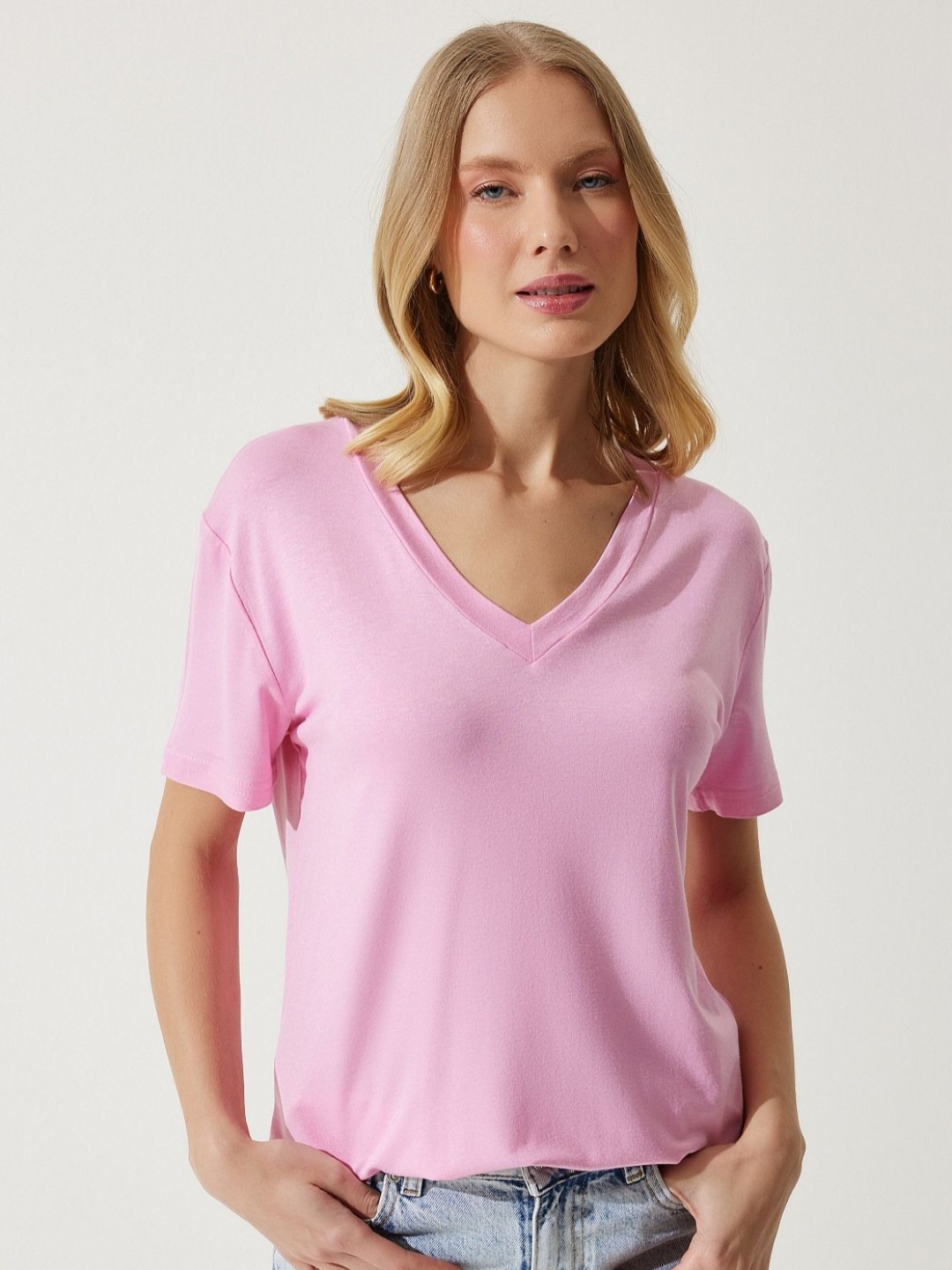

Happiness istanbul Women Solid V-Neck T-Shirt, White