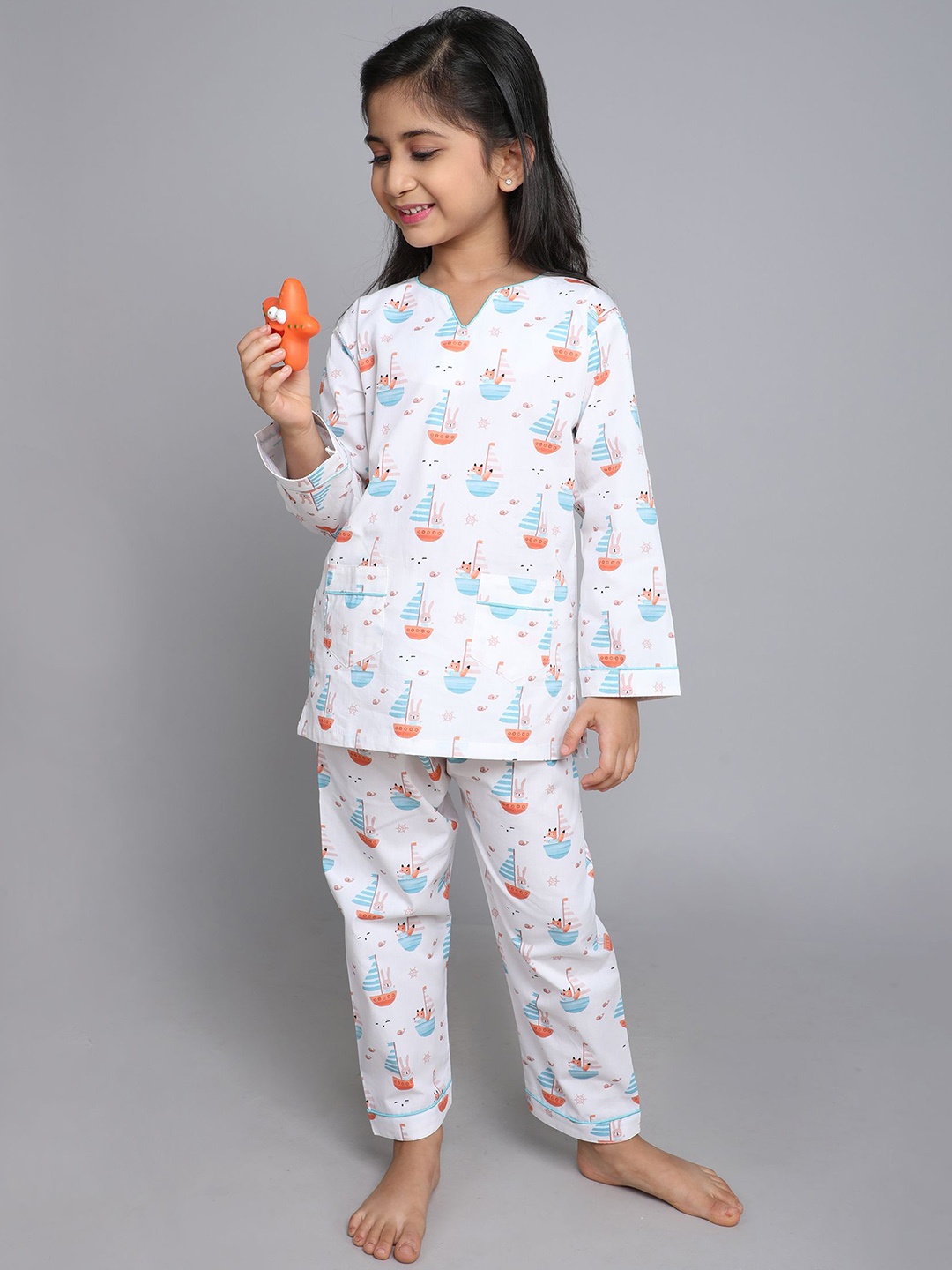 

Little Clothings Girls Printed Night suit, Off white