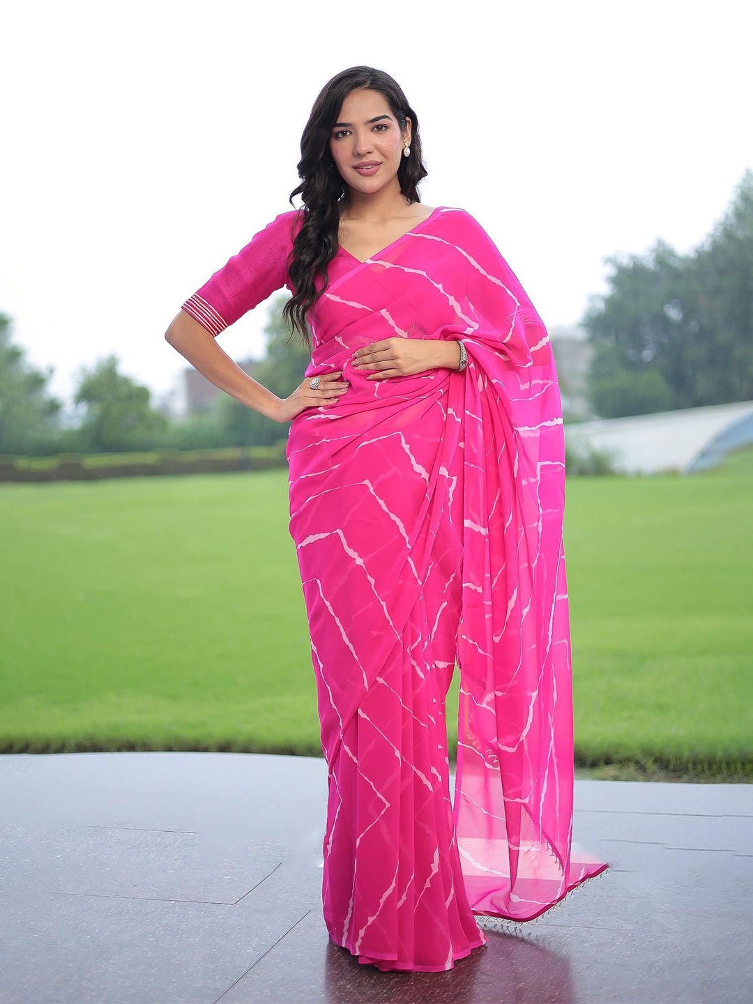 

ZARI Embellished Printed Pure Georgette Leheriya Saree, Pink